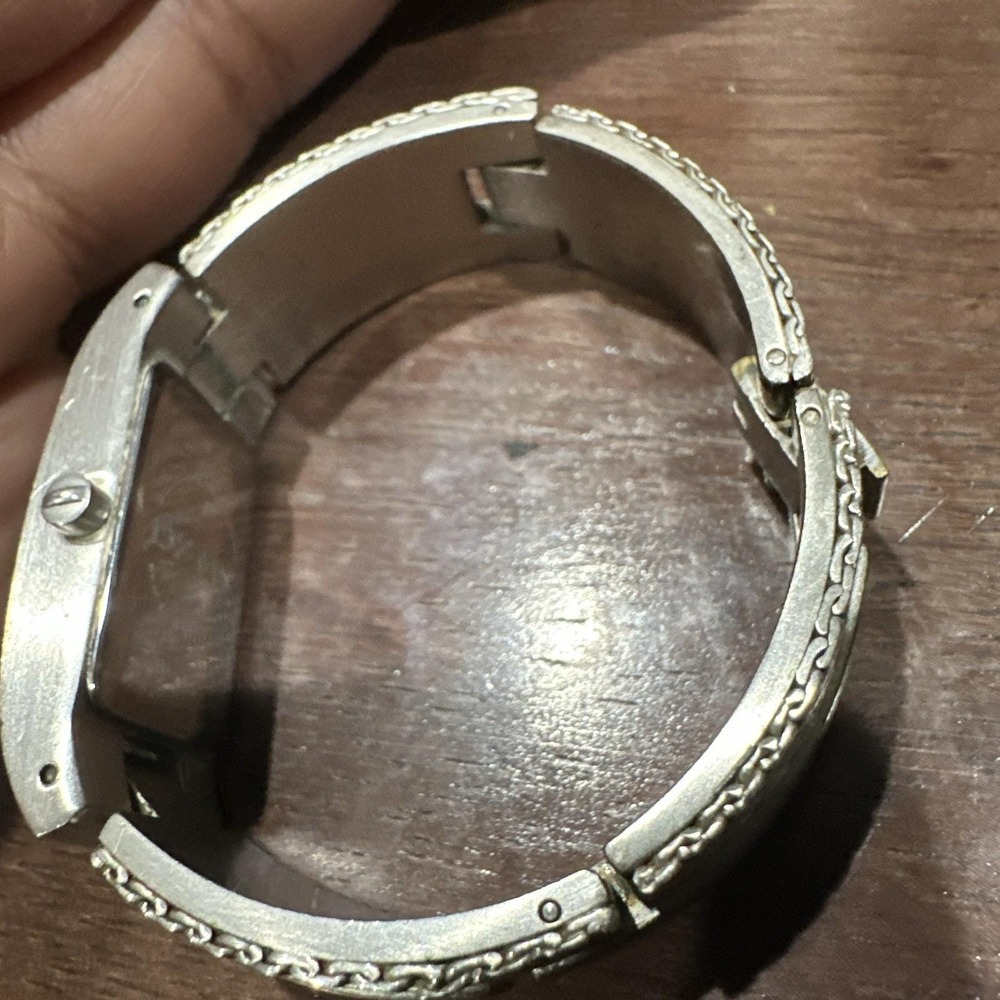 Runs DKNY Women's Silver Toned Bracelet Band Analog Watch Fits Small Wrist 4-5in - Picture 7 of 9